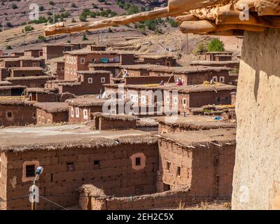 Village berbère traditionnel dans la région de m'Goun de l'Atlas Montagnes du Maroc Banque D'Images