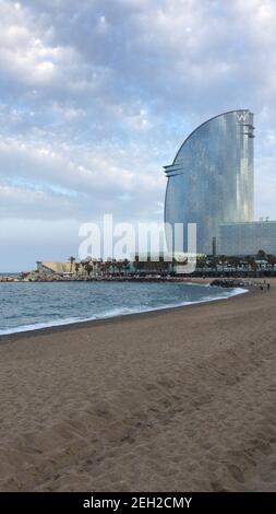 BARCELONE, ESPAGNE - 13 juin 2019 : une plage populaire à Barcelone en été. Banque D'Images