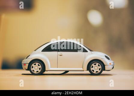 POZNAN, POLOGNE - 13 novembre 2016 : voiture en plastique modèle Volkswagen Beetle sur une table en bois Banque D'Images