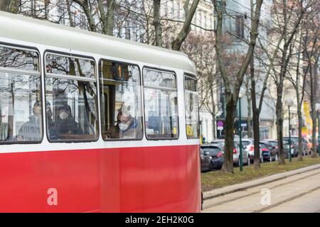 Vienne, Autriche. 19 février 2021. Un tramway traverse la rue à Vienne, en Autriche, le 19 février 2021. Environ 574 millions de passagers ont voyagé à Vienne en métro, en tramway et en bus en 2020, soit 40 pour cent de moins qu'en 2019, selon l'opérateur de transports publics Wiener Linien. Credit: Guo Chen/Xinhua/Alay Live News Banque D'Images