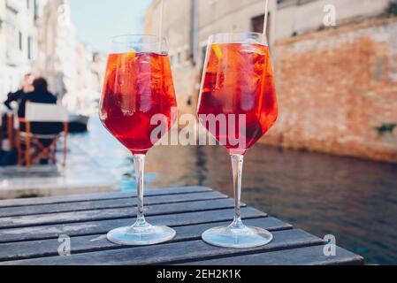 Deux verres de cocktail Spritz Veneziano servis près du canal vénitien. Banque D'Images