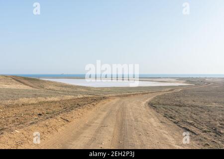 Lac rose de Koyash en Crimée en été. Paysage pastel incroyablement délicat. Le concept de détente, de tranquillité et de paix. Arrière-plan naturel Banque D'Images