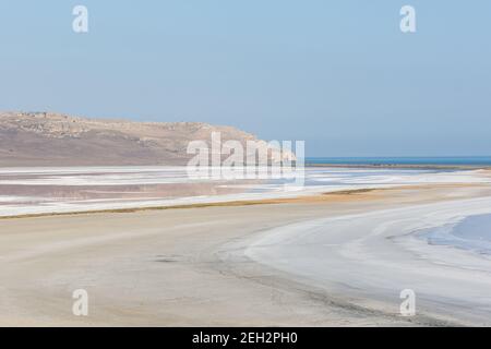 Lac rose de Koyash en Crimée en été. Paysage pastel incroyablement délicat. Le concept de détente, de tranquillité et de paix. Arrière-plan naturel Banque D'Images