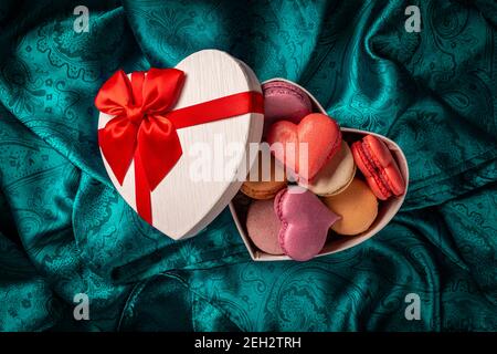 Macarons colorés ou macarons en forme de coeur dans une boîte cadeau Banque D'Images