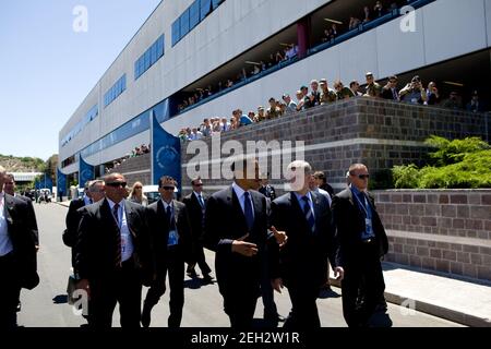 Le président Barack Obama et le premier ministre canadien Stephen Harper se promo sur le site du G-8 à l'Aquila, en Italie, le 9 juillet 2009. Banque D'Images