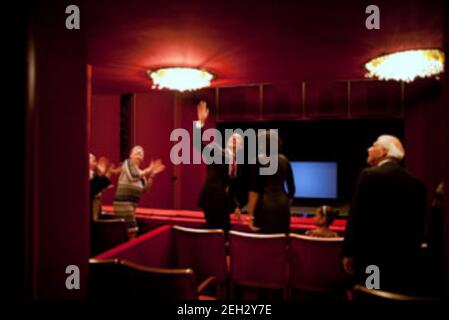 Le président Barack Obama fait la vague devant les membres du public tout en assistant à une représentation du Alvin Ailey American Dance Theatre au Kennedy Center, Washington, D.C., avec la première dame Michelle Obama et leurs filles, Malia et Sasha, le 6 février 2009. Banque D'Images