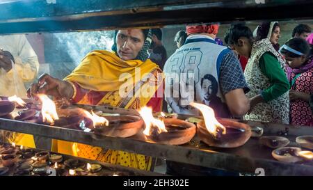 Guwahati, Assam, Inde - janvier 2018 : une femme indienne portant une lampe jaune sari dans l'ancien temple hindou de Kamakhya près de Guwahati dans UN Banque D'Images