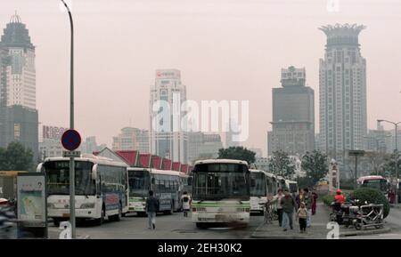 Bus, gare routière, Shanghai, Chine, 2005 Banque D'Images