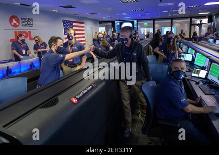 Pasadena, Californie. 18 février 2021. Les membres de l'équipe de la NASA persévérance rover réagissent en contrôle de mission après avoir reçu confirmation que l'engin spatial a réussi à s'arrêter sur Mars, le jeudi 18 février 2021, au Jet propulsion Laboratory de la NASA à Pasadena, en Californie. L'un des principaux objectifs de la mission de persévérance sur Mars est l'astrobiologie, y compris la recherche de signes de vie microbienne ancienne. Crédit : UPI/Alay Live News Banque D'Images