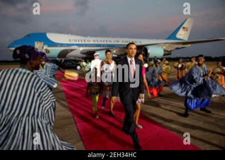 Le président Barack Obama et la première dame Michelle Obama, ainsi que Malia et Sasha, participent à une cérémonie de départ à l'aéroport d'Accra au Ghana, le 11 juillet 2009. Banque D'Images