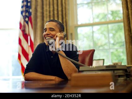 Le président Barack Obama s'entretient par téléphone avec la juge Sonia Sotomayor, candidate à la Cour suprême des États-Unis, du bureau ovale de la Maison Blanche à Washington, le dimanche 12 juillet 2009. Banque D'Images