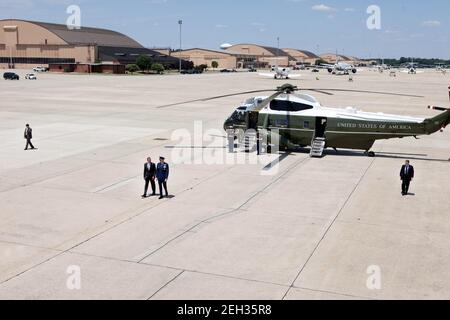 Le président Barack Obama quitte Marine One après avoir atterri à la base aérienne d'Andrews pour un voyage à Warren, Michigan et St. Louis, Missouri, le 14 juillet 2009 Banque D'Images