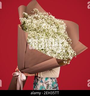 La fille tenant un énorme bouquet de gitsophila souffle de babies Banque D'Images