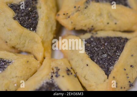 Gros plan des 'poches Haman', également connu sous le nom de Hamantashen, un Ashkenazi juif triangulaire de cookies de poche remplie, habituellement associés à l'holoïde juif Banque D'Images