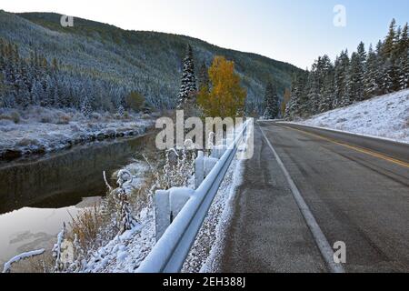 Autoroute 508 route de la rivière Yaak et rivière Yaak après une tempête de neige en automne. Vallée de Yaak, nord-ouest du Montana. (Photo de Randy Beacham) Banque D'Images