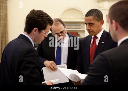 Le président Barack Obama rencontre le conseiller principal David Axelrod, au centre, et les rédacteurs de discours Adam Frankel, à gauche, et Jon Favreau, dans le Bureau ovale, le 16 juillet 2009. Banque D'Images