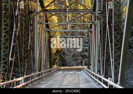 Pont de dix-sept milles au-dessus de la rivière Yaak en automne. Vallée de Yaak, nord-ouest du Montana. (Photo de Randy Beacham) Banque D'Images