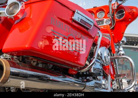 Kazan, Russie-26 septembre 2020 : vue arrière des tuyaux d'échappement, du coffre et du moteur d'une moto Harley Davidson debout dans le parking pendant Banque D'Images