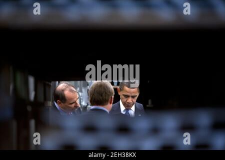 Le président Barack Obama vérifie son BlackBerry tout en lui conférant le secrétaire de presse Robert Gibbs et le conseiller principal David Axelrod, 12 février 2009. Banque D'Images