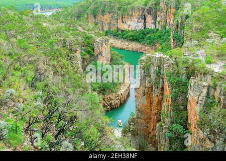 Bateau touristique à Canyons de Furnas, Capitólio MG Brésil. Beau paysage de l'éco-tourisme de l'état de Minas Gerais. Grands murs rocheux de roches sédimentaires Banque D'Images