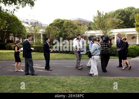 Le président Barack Obama marche le long de l'allée de la Lawn du Sud lors d'une interview avec l'ancre de CBS Katie Couric le 21 juillet 2009. Banque D'Images