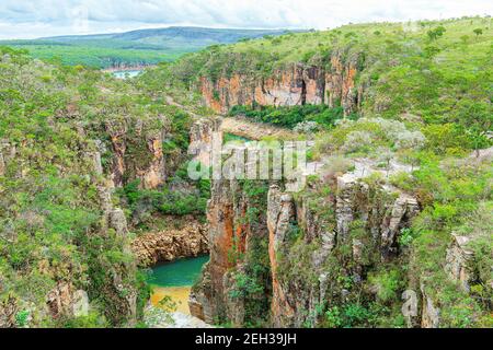 Vue panoramique sur les Canyons de Furnas à Capitólio MG Brésil. Beau paysage de l'éco-tourisme de l'état de Minas Gerais. Banque D'Images