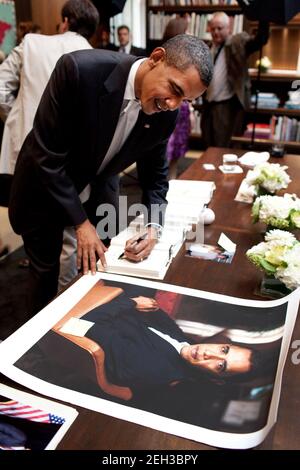 Le président Barack Obama signe des livres et des photos lors d'une collecte de fonds à Chicago, Illinois, le 23 juillet 2009. Banque D'Images