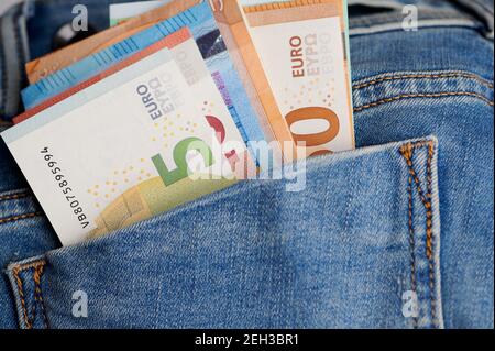 Gros plan de différents billets en euros dans une poche de jeans Banque D'Images