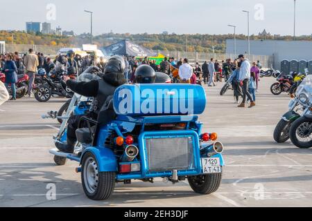 Kazan, Russie-26 septembre 2020 : tricycle dans le parking lors d'une rencontre de motards avant un voyage conjoint dans la ville Banque D'Images