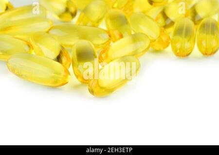 Gros plan des capsules d'huile de poisson. Omega 3 sur fond blanc. Copiez l'espace pour votre texte. Concentrez-vous sur les capsules les plus proches. Banque D'Images