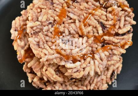 Papillote de riz thaïlandais croustillant avec canne à sucre pour cuire la pastèque jus de sauce caramel sur l'assiette mangez un couple tasse de thé chaud Banque D'Images