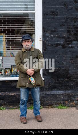 Brentwood Essex 19 février 2021 John Brandler, le marchand d'art qui a acheté la fresque de Banksey, titrée fille hula-hooping avec un pneu de vélo, a été victime d'abus après qu'il a enlevé l'IT du mur sur lequel il avait été peint à Nottingham afin de le préserver. M. Brandler, photographié à l'extérieur de son gallier d'art à Brentwood Essex, a déclaré qu'il avait été qualifié de nazi, de voleur et de meneur de biens volés et d'autres abus. Il a déclaré que la fresque avait été offerte aux organismes communautaires de Nottingham mais qu'aucun n'avait été intéressé. Crédit : Ian Davidson/Alay Live News Banque D'Images