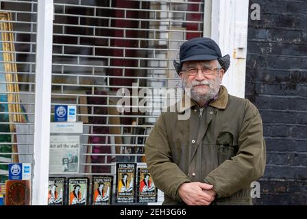 Brentwood Essex 19 février 2021 John Brandler, le marchand d'art qui a acheté la fresque de Banksey, titrée fille hula-hooping avec un pneu de vélo, a été victime d'abus après qu'il a enlevé l'IT du mur sur lequel il avait été peint à Nottingham afin de le préserver. M. Brandler, photographié à l'extérieur de son gallier d'art à Brentwood Essex, a déclaré qu'il avait été qualifié de nazi, de voleur et de meneur de biens volés et d'autres abus. Il a déclaré que la fresque avait été offerte aux organismes communautaires de Nottingham mais qu'aucun n'avait été intéressé. Crédit : Ian Davidson/Alay Live News Banque D'Images