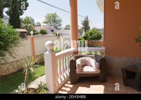 Terrasses balustrades avec vue sur la mer, ciel bleu et fond floral Banque D'Images