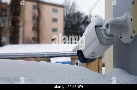 Grande caméra de surveillance blanche au-dessus d'une fenêtre sur la toile de fond d'un bâtiment public. Gros plan. Caméra CCTV installée sur la fenêtre extérieure du ho Banque D'Images