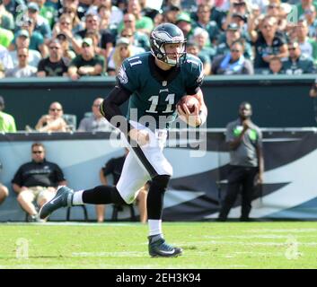 Philadelphie, États-Unis. 11 septembre 2016. PHOTO DU FICHIER: Dans cette photo du fichier du 11 septembre 2016, Philadelphia Eagles Quarterback Carson Wentz #11 court avec le ballon contre les Cleveland Browns au quatrième trimestre dimanche, 11 septembre 2016 à Lincoln Financial Field à Philadelphie, Pennsylvanie. Wentz a été échangé le 18 février 2021, pour une deuxième et troisième sélection de draft, aux Indianapolis Colts, le réunifiant avec l'entraîneur-chef de Colts et l'ancien coordinateur offensif Philadelphia Eagles, Frank Reich. ( Credit: William Thomas Cain/Alamy Live News Banque D'Images