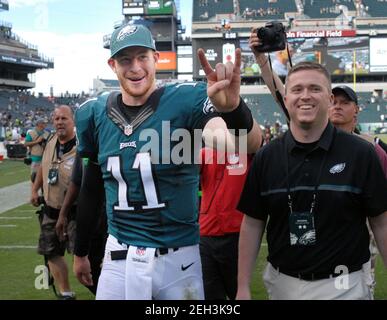 Philadelphie, États-Unis. 11 septembre 2016. PHOTO DU FICHIER: Dans cette photo du fichier du 11 septembre 2016, Philadelphia Eagles Quarterback Carson Wentz #11 se promène sur le terrain après avoir vaincu les Cleveland Browns dimanche, 11 septembre 2016 à Lincoln Financial Field à Philadelphie, Pennsylvanie. Wentz a été échangé le 18 février 2021, pour une deuxième et troisième sélection de draft, aux Indianapolis Colts, le réunifiant avec l'entraîneur-chef de Colts et l'ancien coordinateur offensif Philadelphia Eagles, Frank Reich. ( Credit: William Thomas Cain/Alamy Live News Banque D'Images