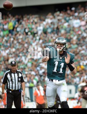 Philadelphie, États-Unis. 11 septembre 2016. PHOTO DU DOSSIER: Dans cette photo du dossier du 11 septembre 2016, le quarterback des Eagles de Philadelphie Carson Wentz lance un passage contre les Cleveland Browns, le 11 septembre 2016 à Lincoln Financial Field, à Philadelphie, en Pennsylvanie. Carson Wentz a été échangé le 18 février 2021, pour une deuxième et troisième ronde de sélection de draft, aux Indianapolis Colts, le réunifiant avec l'entraîneur-chef de Colts et l'ancien coordinateur offensif Philadelphia Eagles, Frank Reich. ( Credit: William Thomas Cain/Alamy Live News Banque D'Images