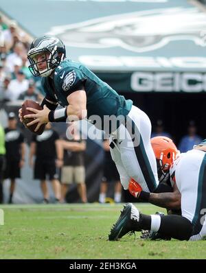 Philadelphie, États-Unis. 11 septembre 2016. PHOTO DU DOSSIER: Dans cette photo du dossier du 11 septembre 2016, Philadelphia Eagles Quarterback Carson Wentz est attaqué par un défenseur des Cleveland Browns, le 11 septembre 2016 à Lincoln Financial Field à Philadelphie, Pennsylvanie. Wentz a été échangé le 18 février 2021, pour une deuxième et troisième sélection de draft, aux Indianapolis Colts, le réunifiant avec l'entraîneur-chef de Colts et l'ancien coordinateur offensif Philadelphia Eagles, Frank Reich. ( Credit: William Thomas Cain/Alamy Live News Banque D'Images