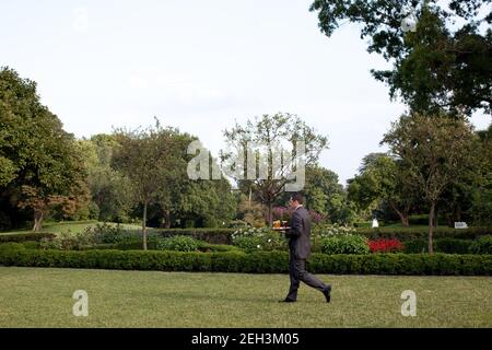 Le valet de bureau ovale Raymond Rogers traverse le jardin des roses pour apporter des bières au président Barack Obama, au vice-président Joe Biden, au professeur Henry Louis Gates Jr. De Harvard et au sergent de police de Cambridge, Massachusetts. James Crowley le 30 juillet 2009. Banque D'Images