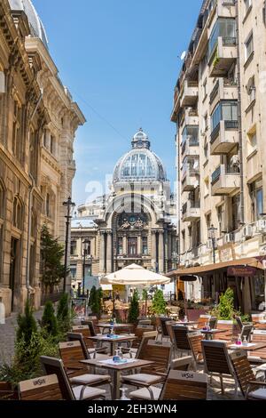 Restauration en plein air en face du Palais des dépôts et des envois à Bucarest, Roumanie Banque D'Images