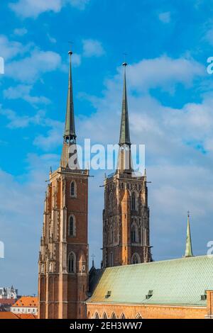 Wroclaw décembre 31 2019 toit et deux tours de vieux cathédrale Banque D'Images