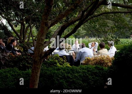 Le président Barack Obama et ses conseillers se rencontrent dans le Rose Garden, profitant d'une agréable journée d'été à Washington, le 12 août 2009. Banque D'Images