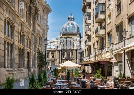 Restauration en plein air en face du Palais des dépôts et des envois à Bucarest, Roumanie Banque D'Images