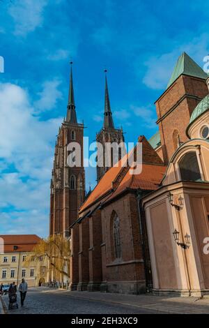 Wroclaw décembre 31 2019 vue vers le haut de la vieille cathédrale avec deux tours Banque D'Images