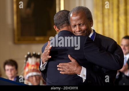 Le président Barack Obama s'est fait humer à l'acteur Sidney Poitier, lauréat de la Médaille présidentielle de la liberté, lors de la cérémonie de remise des prix dans la salle est de la Maison Blanche, le 12 août 2009. Banque D'Images