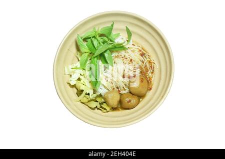 nouilles de riz sauce au curry de lait de noix de coco sauce et légumes frais dans un bol Banque D'Images