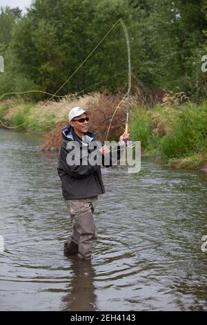 Le président Barack Obama jette sa ligne tout en pêchant de la truite sur la rivière Gallatin est près de Belgrade, en Mont., le 14 août 2009. Le président a accroché environ 6 poissons, mais n'en a pas atterrir lors de sa première sortie de pêche à la mouche. Banque D'Images