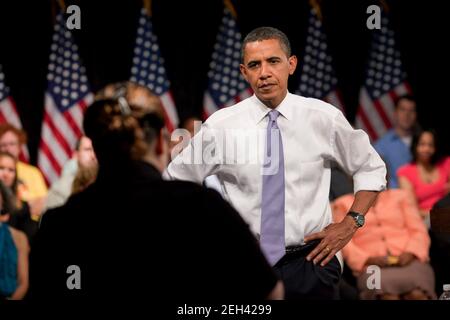 Le président Barack Obama écoute une question d'une personne dans l'audience au Forum national sur les soins de santé organisé pour l'Amérique, qui s'est tenu au siège du Comité national démocratique à Washington, D.C., le 8 août 2009. Banque D'Images