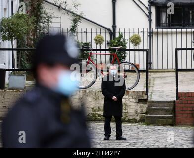 Londres, Angleterre, Royaume-Uni. 19 février 2021. Un agent de sécurité est vu par des policiers devant l'entrée arrière de l'hôpital du roi Edward VII où le duc d'Édimbourg, le prince Philip (99), a été admis mardi soir par mesure de précaution après s'être senti mal. Credit: Tayfun Salci/ZUMA Wire/Alay Live News Banque D'Images